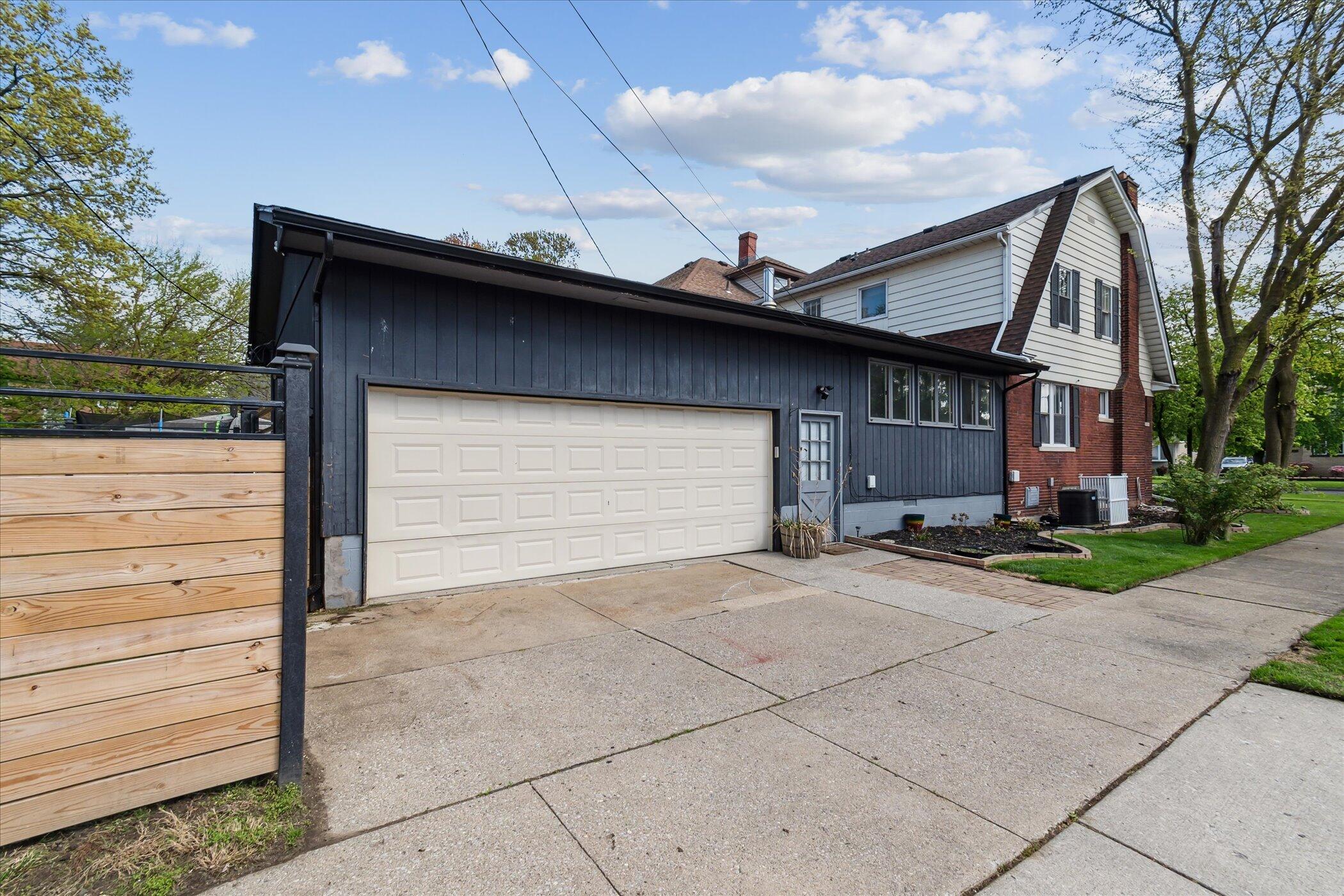 Wyandotte, Michigan 48192, United States, 3 Bedrooms Bedrooms, ,2 BathroomsBathrooms,Residential,Contingent,126211