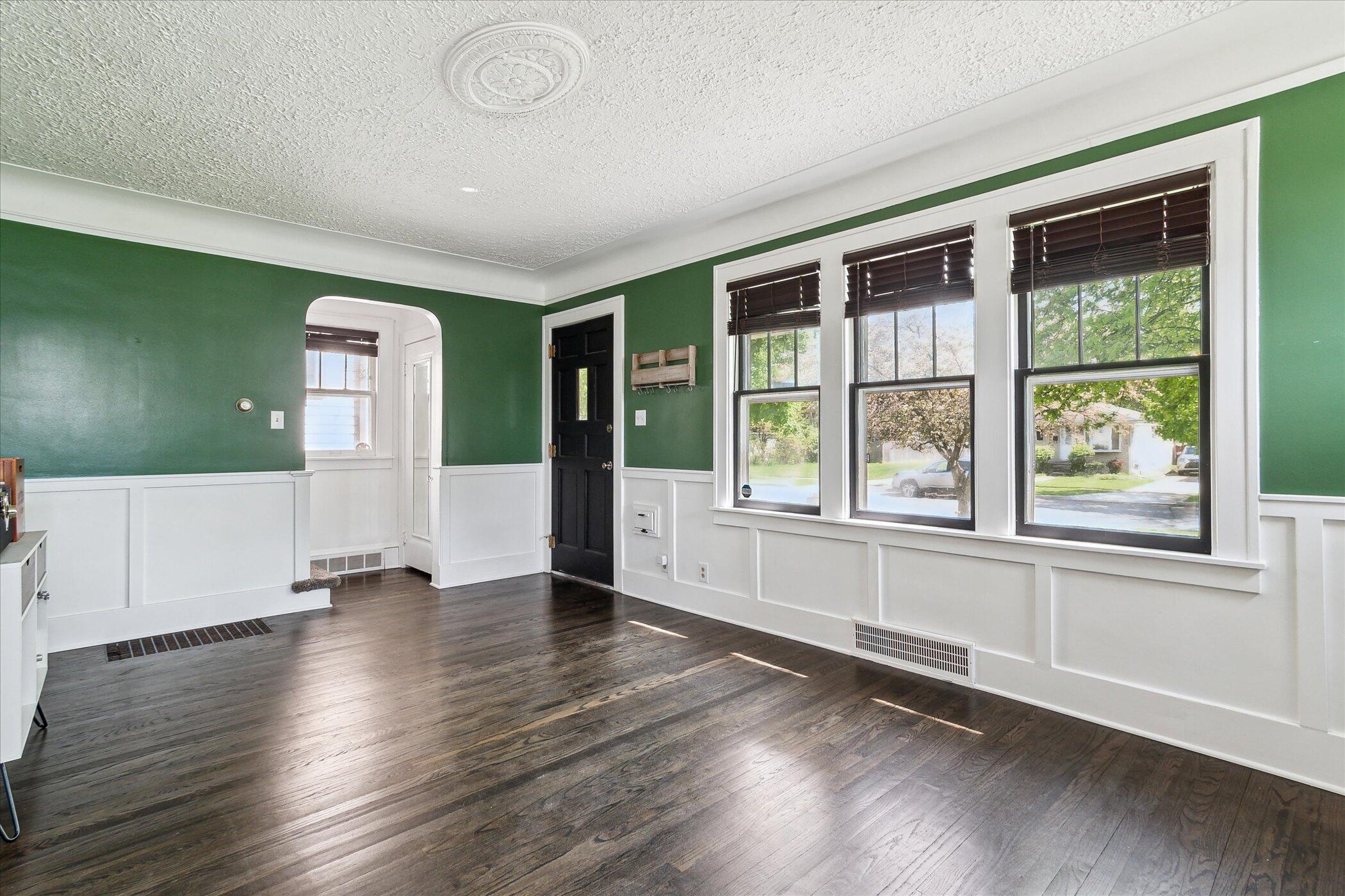 Wyandotte, Michigan 48192, United States, 3 Bedrooms Bedrooms, ,2 BathroomsBathrooms,Residential,Contingent,126211