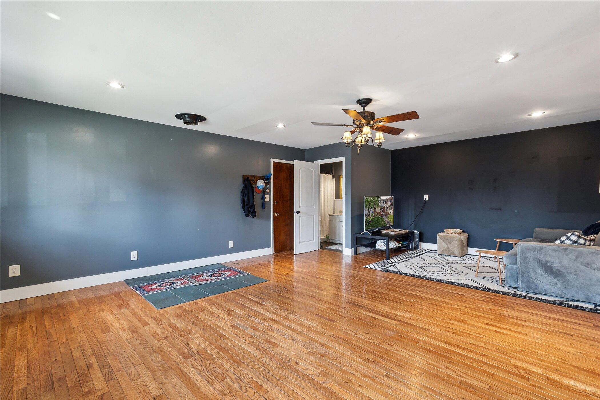 Wyandotte, Michigan 48192, United States, 3 Bedrooms Bedrooms, ,2 BathroomsBathrooms,Residential,Contingent,126211