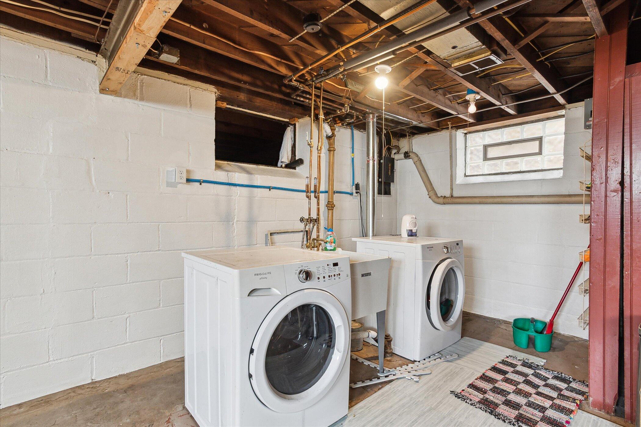 Wyandotte, Michigan 48192, United States, 3 Bedrooms Bedrooms, ,2 BathroomsBathrooms,Residential,Contingent,126211