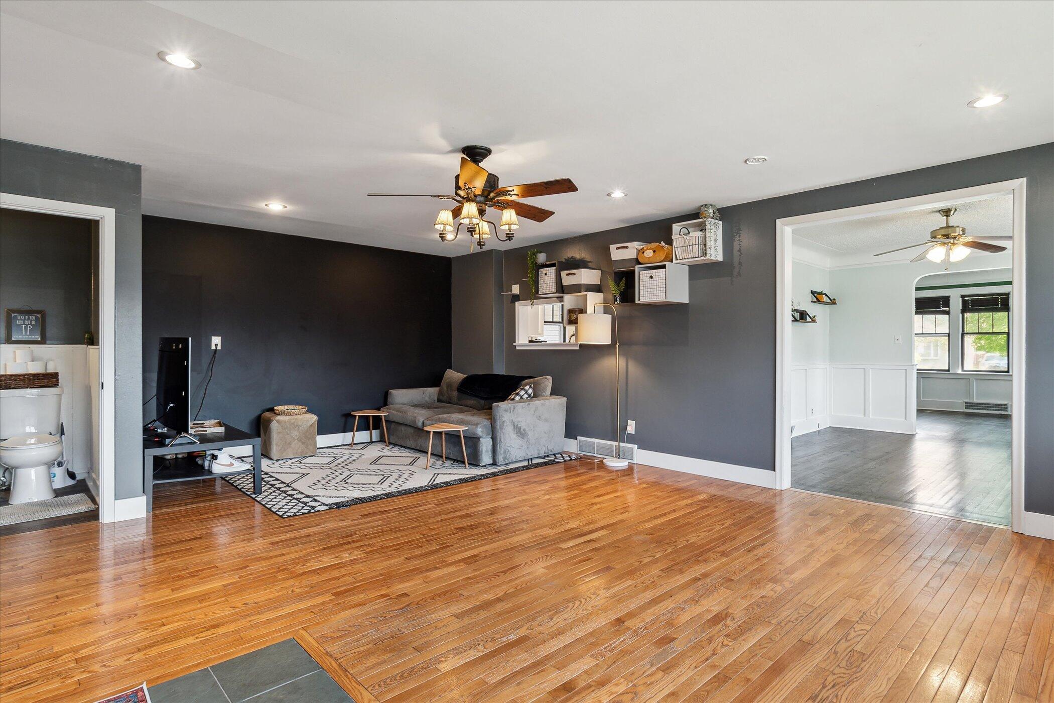 Wyandotte, Michigan 48192, United States, 3 Bedrooms Bedrooms, ,2 BathroomsBathrooms,Residential,Contingent,126211