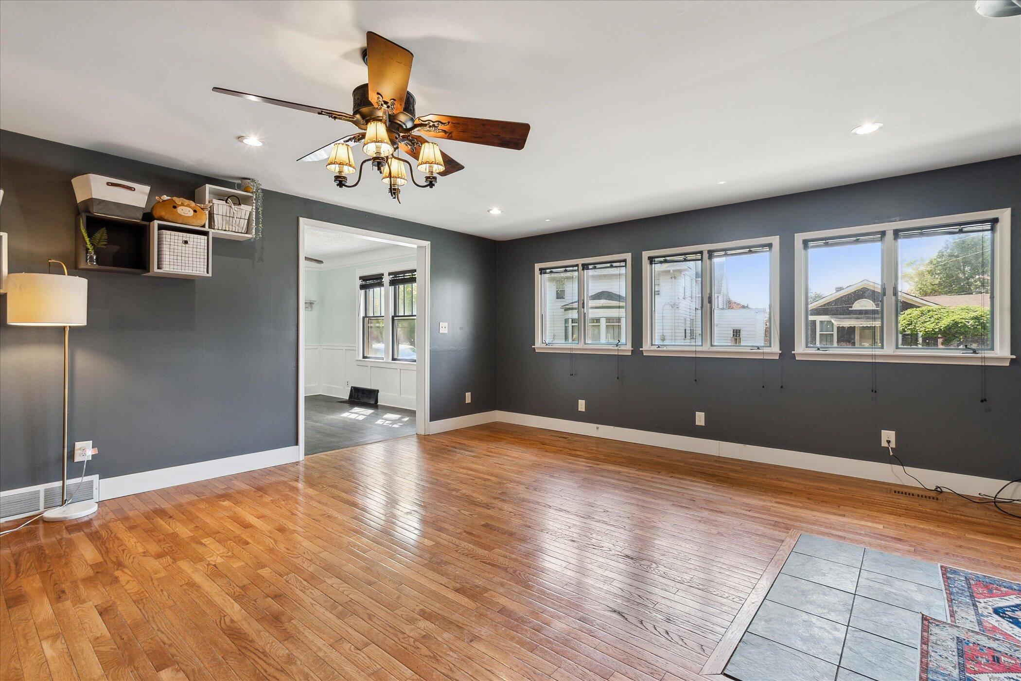 Wyandotte, Michigan 48192, United States, 3 Bedrooms Bedrooms, ,2 BathroomsBathrooms,Residential,Contingent,126211