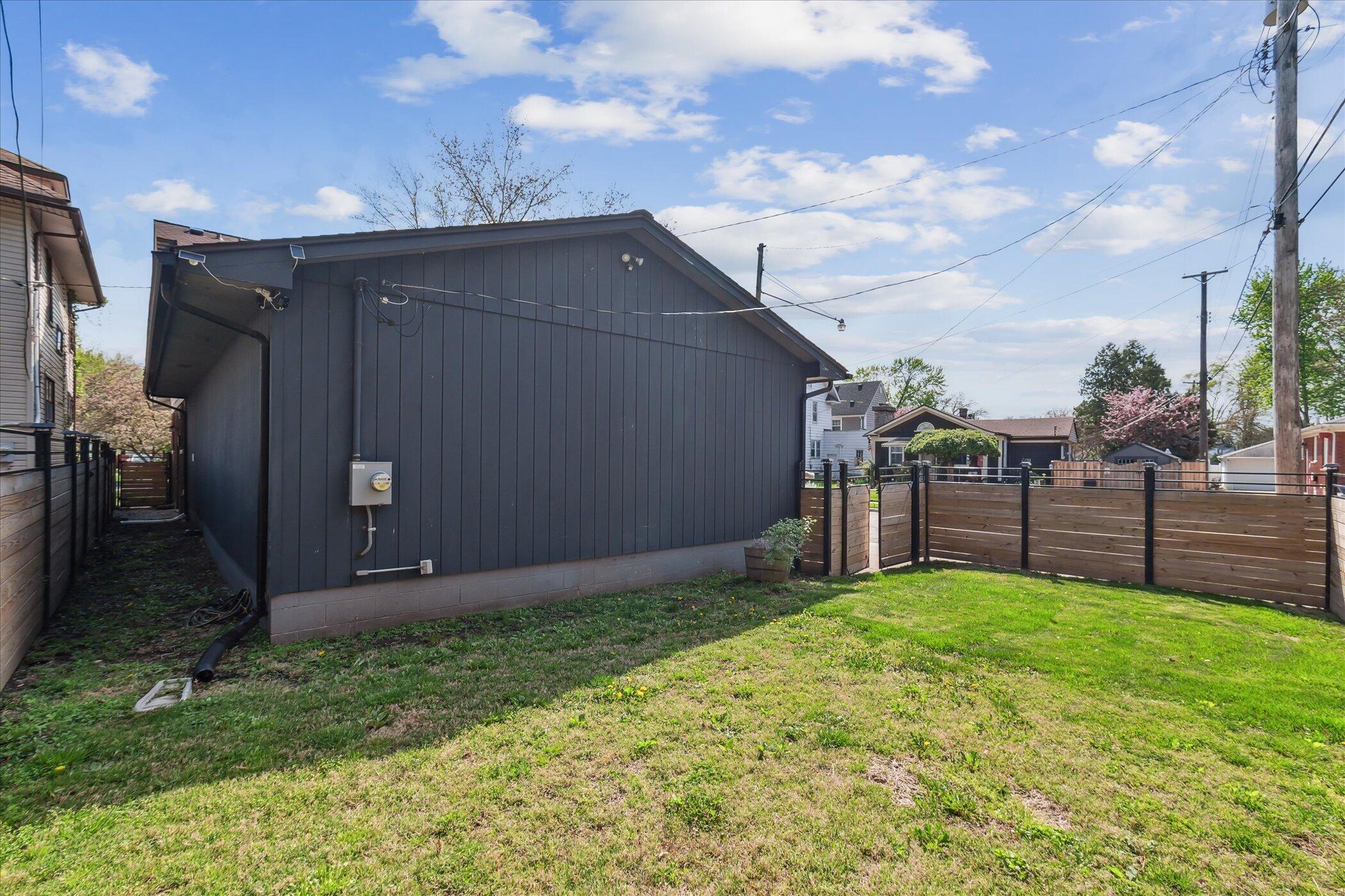 Wyandotte, Michigan 48192, United States, 3 Bedrooms Bedrooms, ,2 BathroomsBathrooms,Residential,Contingent,126211