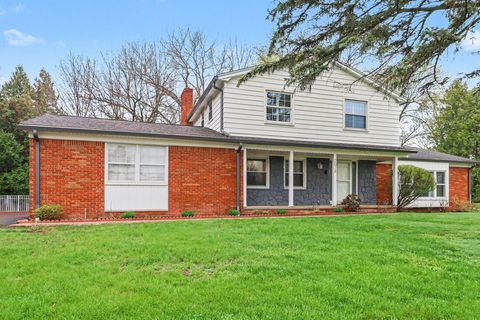 Photo of 2028 E Hammond Lake Drive, Bloomfield Hills, MI 48302 (MLS # 26016968)