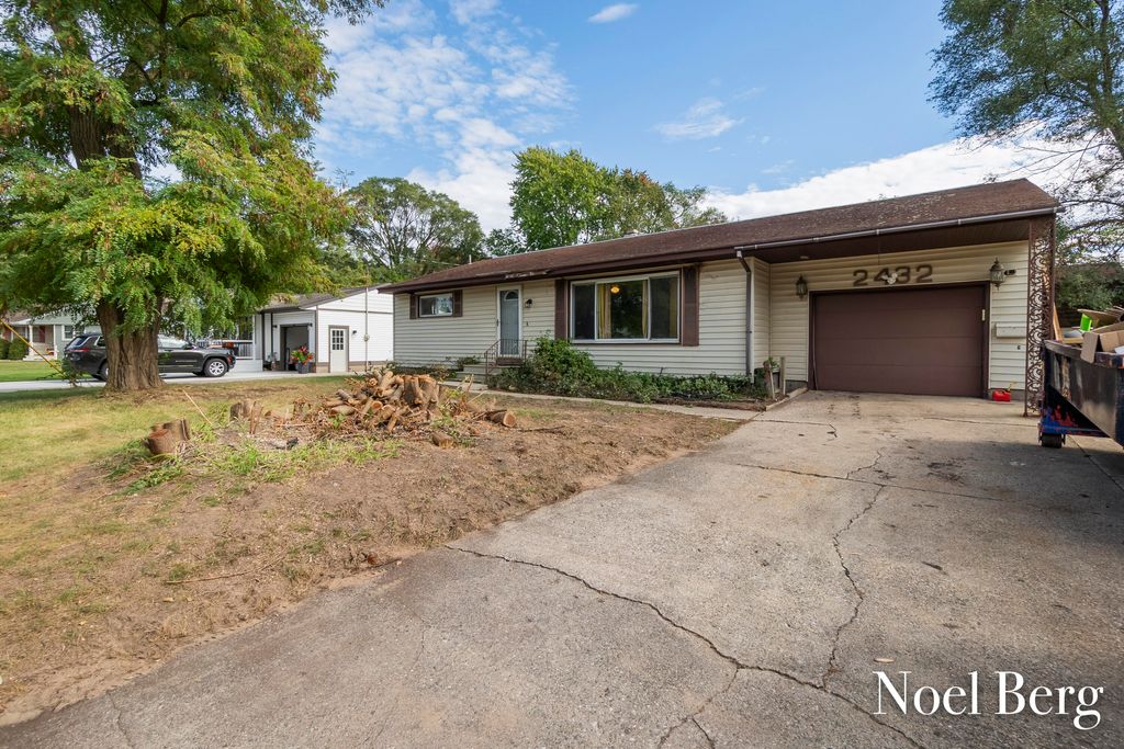 Photo of 2432 Blodgett Street, Muskegon, MI 49441 (MLS # 25052893)