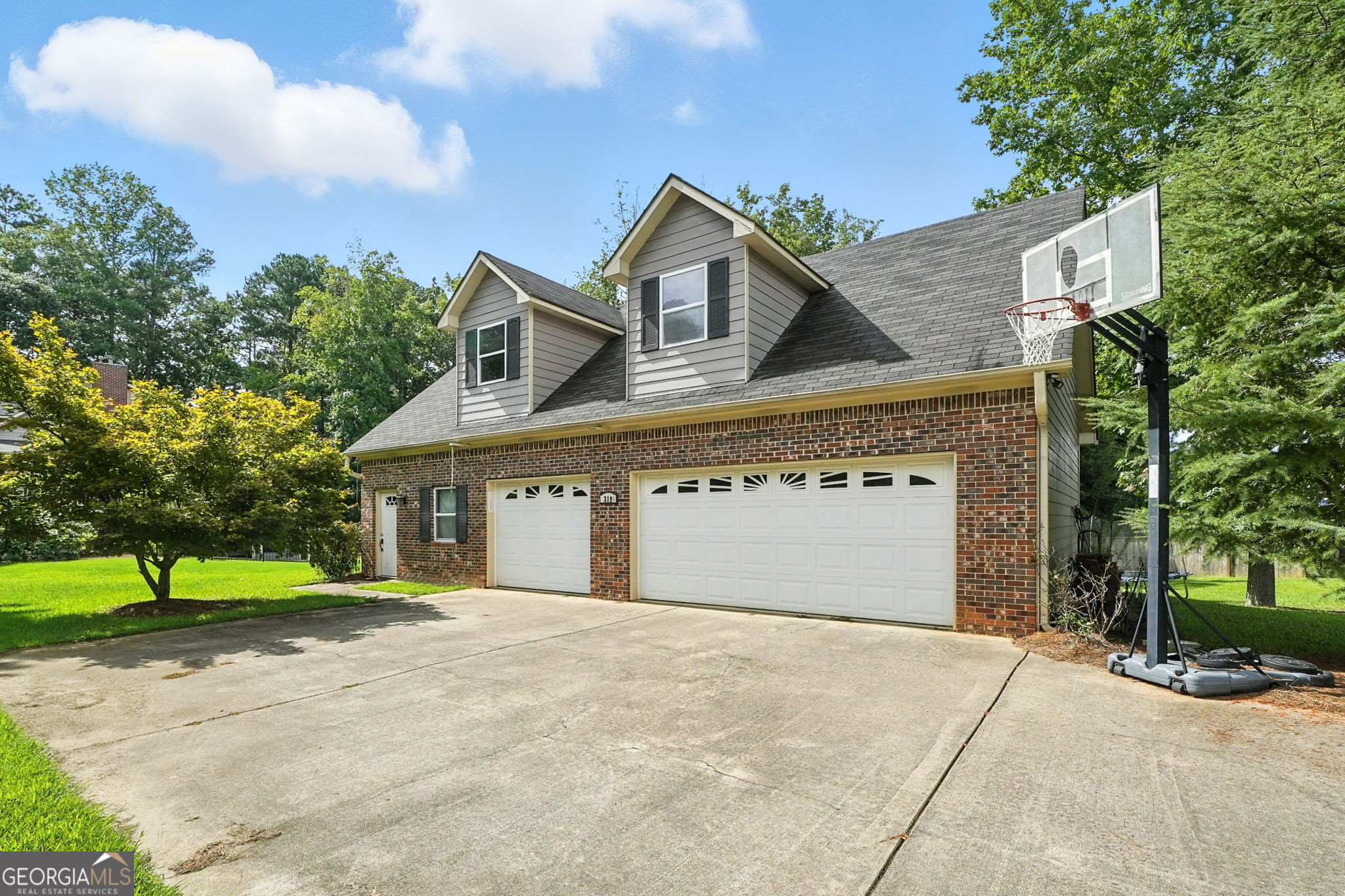 319 Holland RD