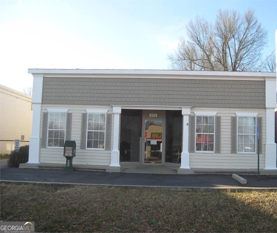 APPROX 3316 SQ., FT PROFESSIONAL OFFICE SPACE WITH MULTIPLE OFFICES, RECEPTION, WAITING AREA, CONFERENCE ROOM AND MUCH MORE. CALL FOR ALARM.