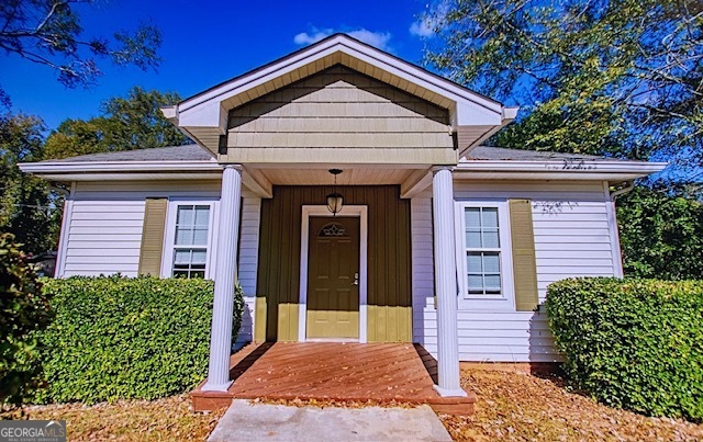 Downtown Carrollton bungalow with hardwood floors throughout! Nicely updated 3 bedroom, 1 bath with easy access to the Square and Greenbelt. Tiled kitchen with stainless steel appliances and access to the back deck. Spacious Livingroom and separate Dining Room for entertaining. Back deck overlooks the back yard. Detached garage for storage.