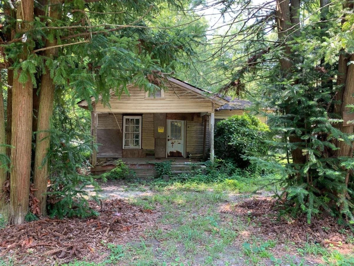 Great Marietta Property Location Minutes to the Square! Residential Structure is a Tear Down and has No Attributable Value. Property Is Being Sold "As Is" for Land Value Only. DO NOT Enter The Home as it is Not Structurally Sound, Not Habitable and Personal Safety Cannot Be Guaranteed. Zoned R-20