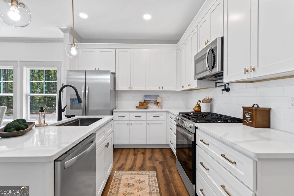 407 Thomas DR