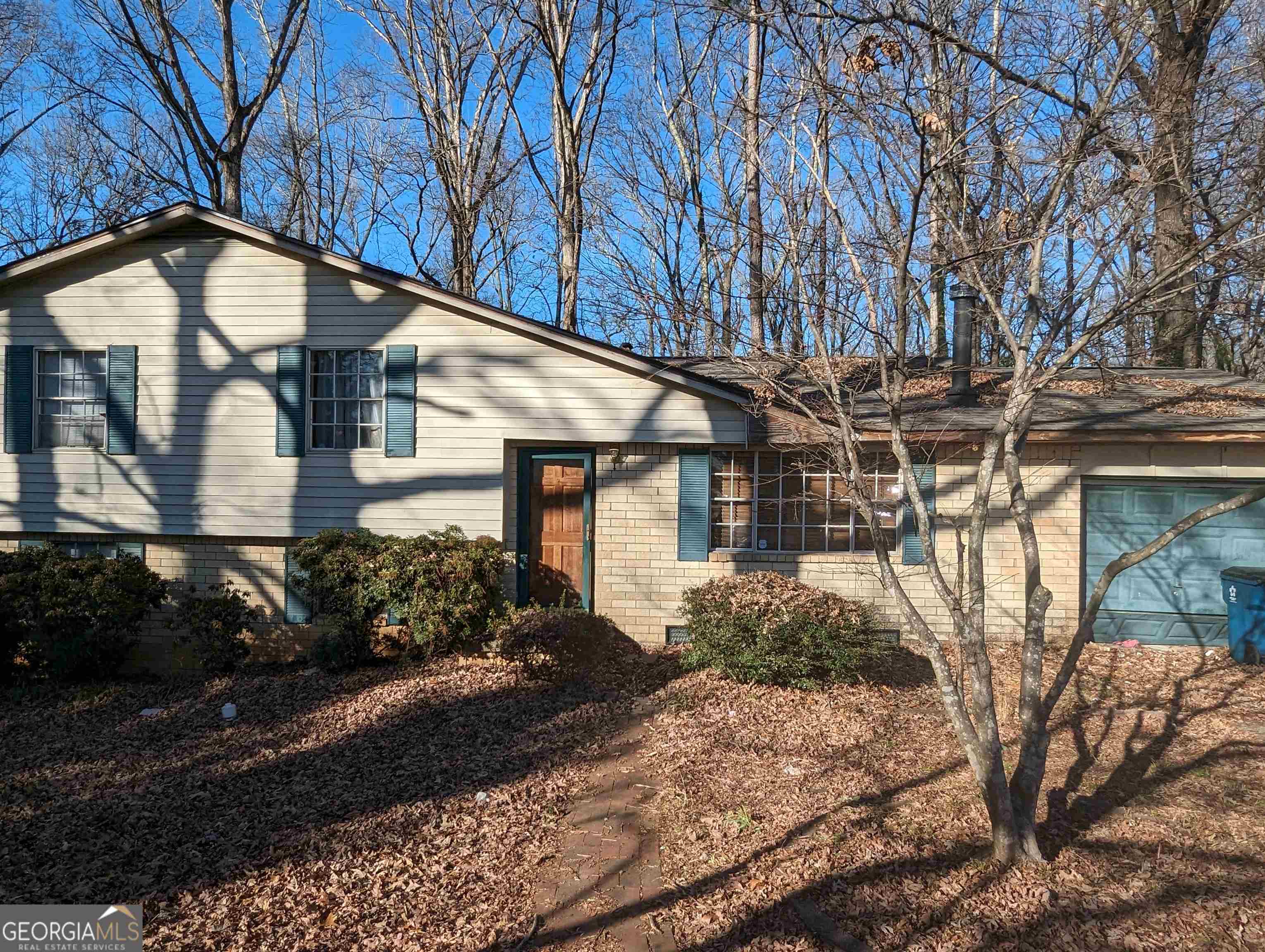 This home is ready to remodel and make your dream. This home is located in a cul-de-sac, and conveniently located. This home will require a full remodel. Limited to cash only.
