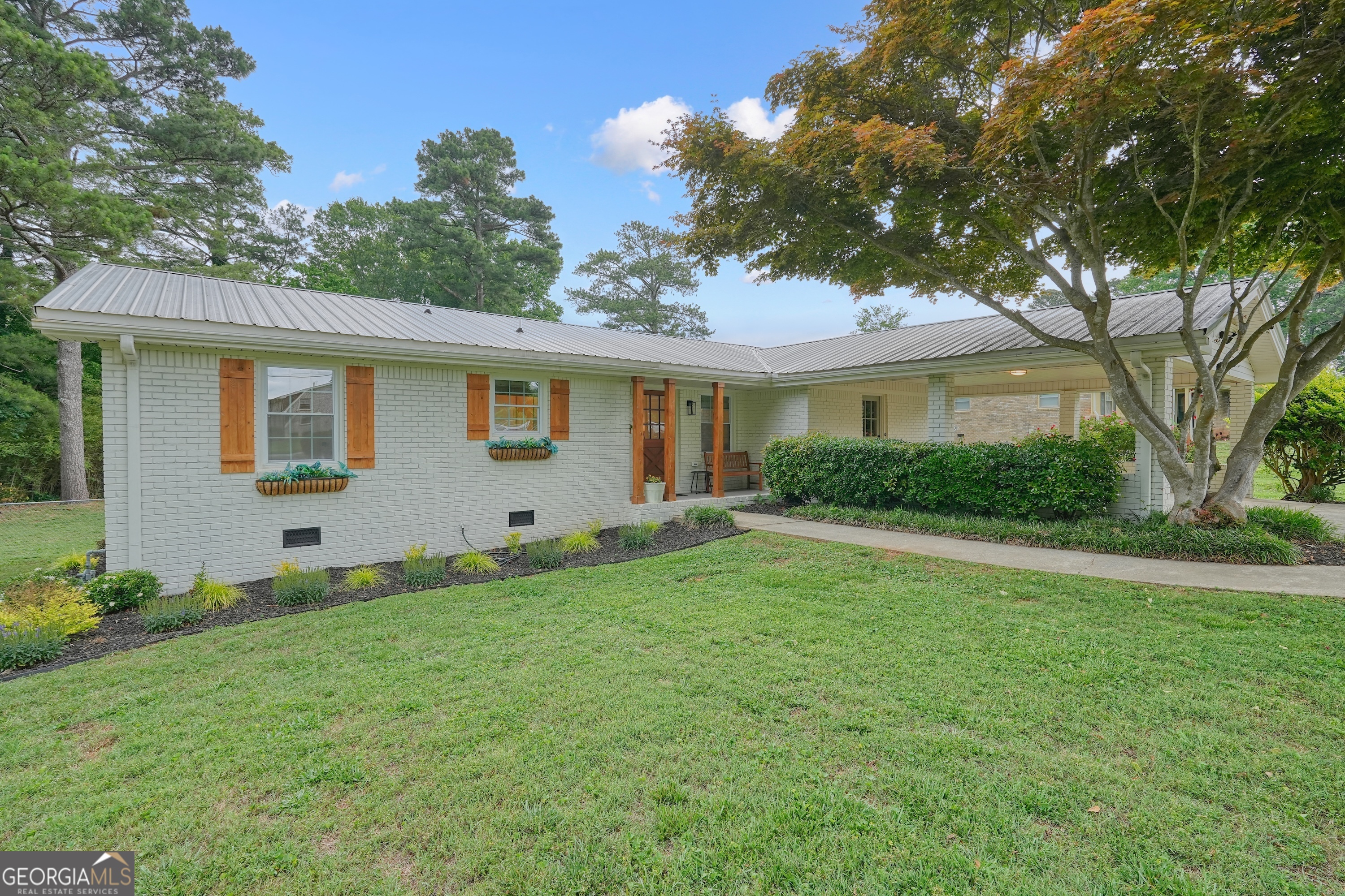 83 Donna LN