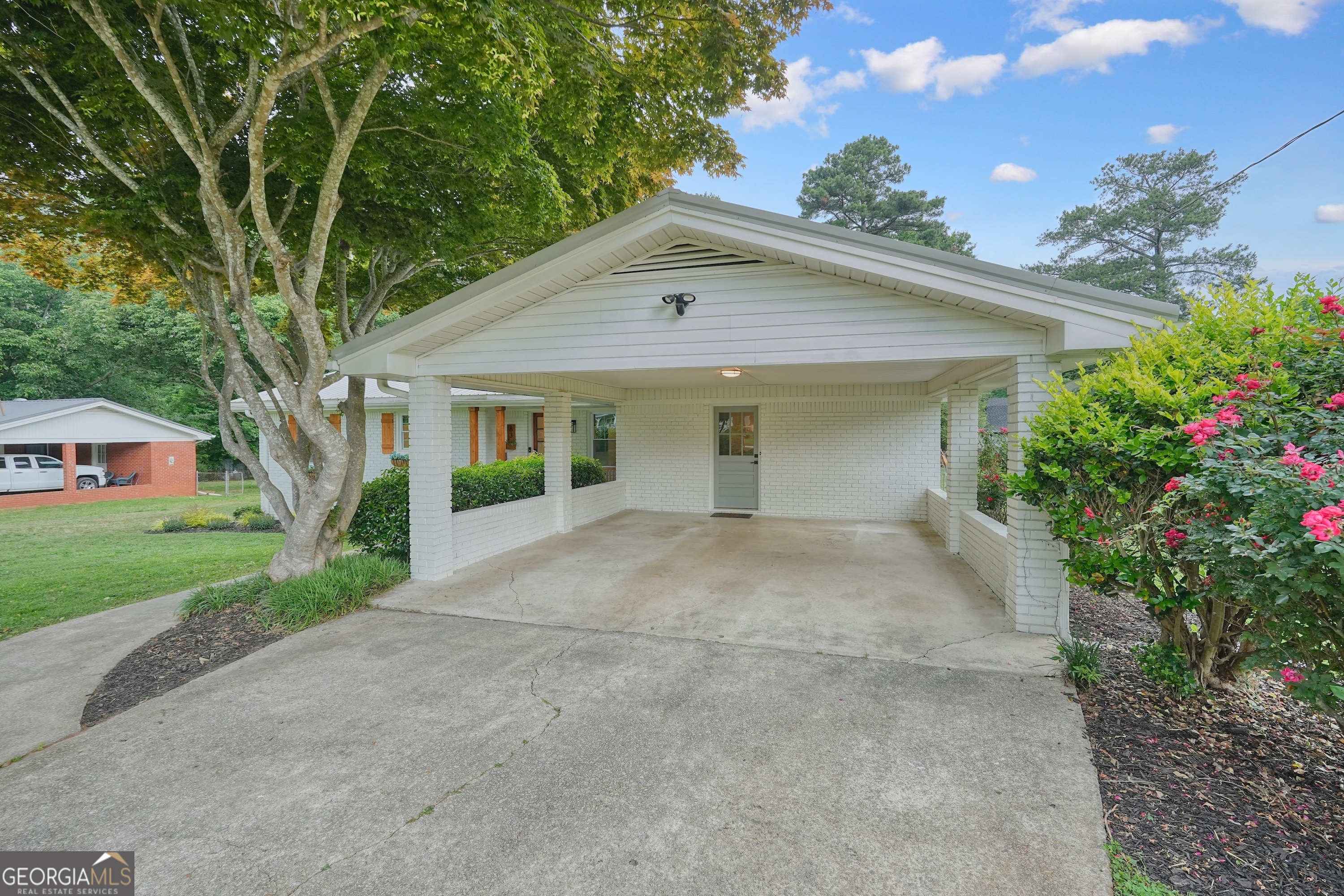 83 Donna LN