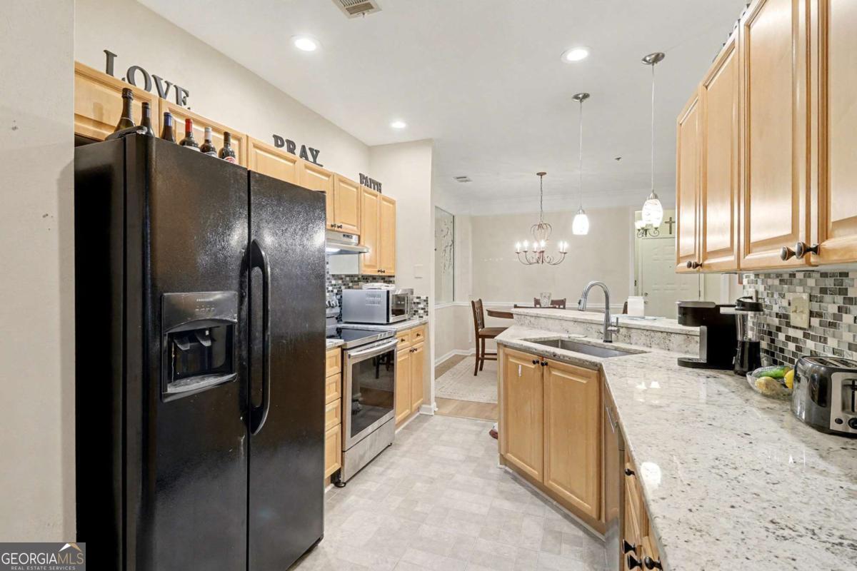 933 Sandringham DR 933