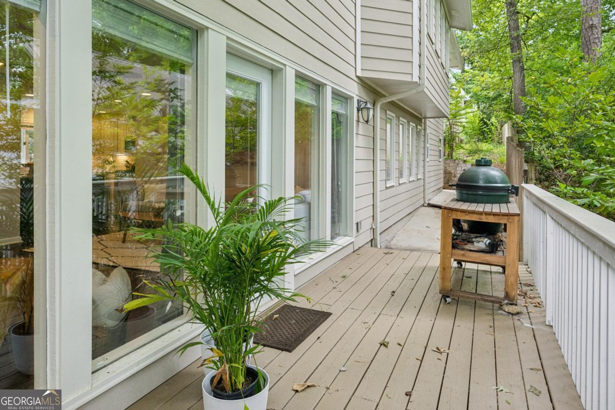 443 Lakeshore DR NE