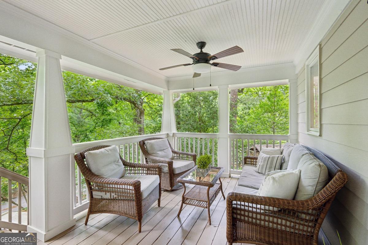443 Lakeshore DR NE