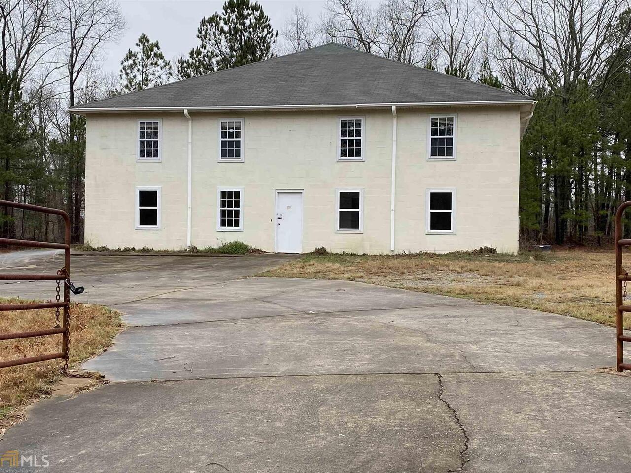 Looking for a space to lease? This space has almost 4,000 square feet. With 2,500 SF of that being warehouse space (50'x50') with 16 foot ceilings! Loading dock with a 12 foot door. Office space measuring 14'x50' and upstairs storage room measuring 14'x50'. This building already has 3 phase power, a large parking area, and is semi fenced. Easy access to I-20 from either the Bremen or Waco exit.