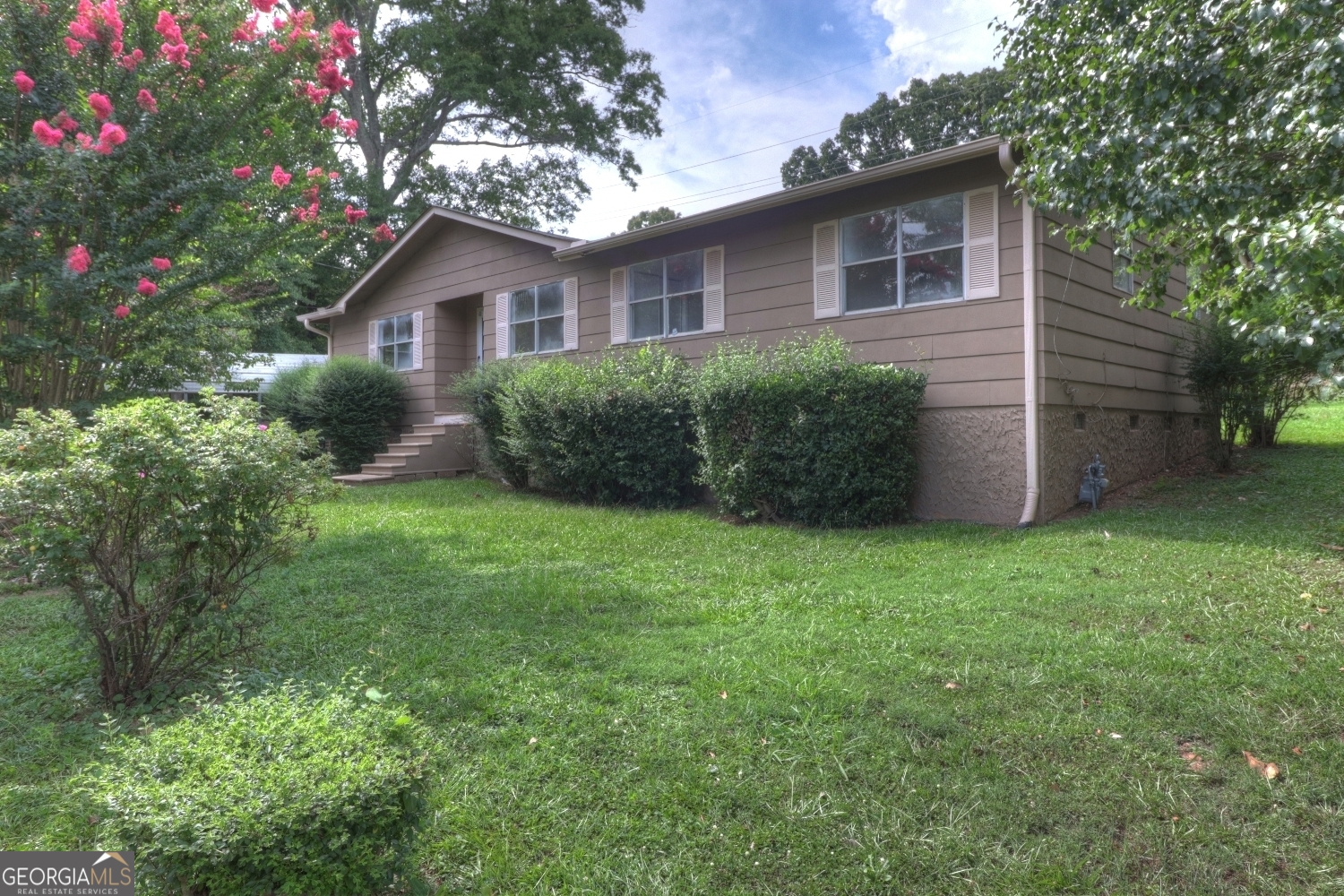 Great 4 Bedroom, 2 Bath Ranch Home in Jonesboro. Don't Miss This Opportunity!