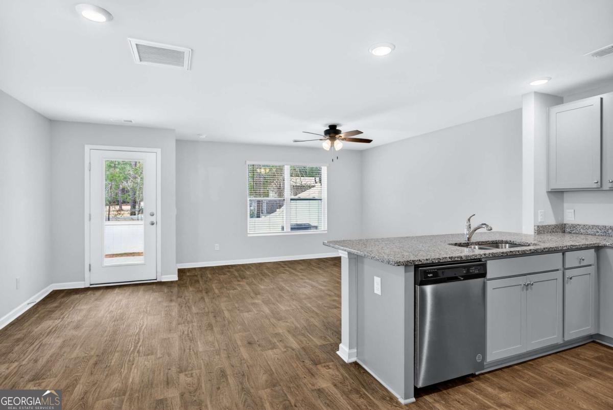 215 Coneflower RD