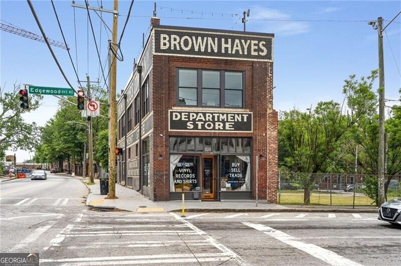 330 McGill Place - Residential