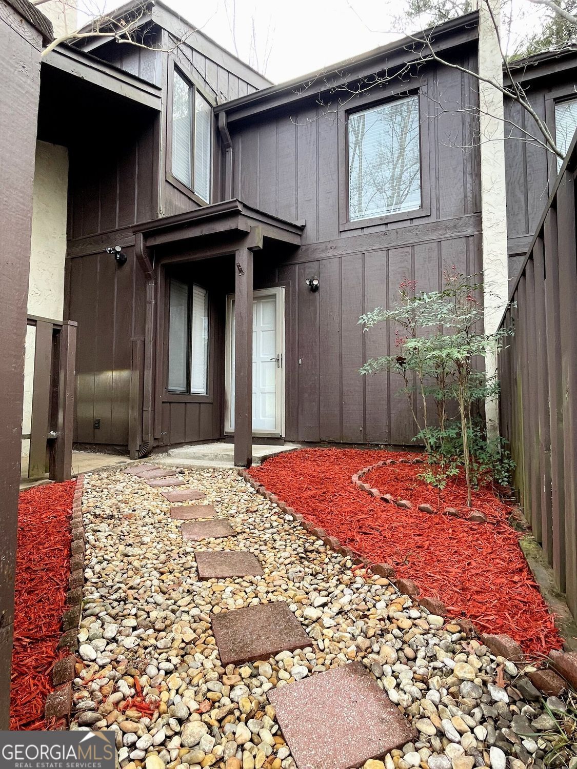 Just rennovated and move-in ready! 3 bedrooms/2.5 baths in excellent condition. Open floor plan with gorgeous flooring, updated kitchen, beautiful deck overlooking wooded backyard. Spacious bedrooms and enormous amounts of closet space! Pet friendly home. You will enjoy the neighborhood's peace and quiet with easy access to 100+ miles of golf cart paths. Amenities include neighborhood pool. Call for appointment.