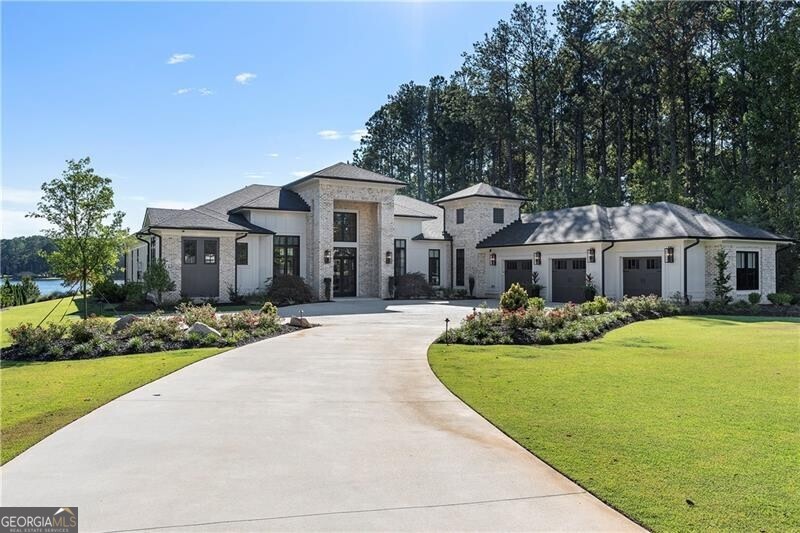 3085 Lake Park DR