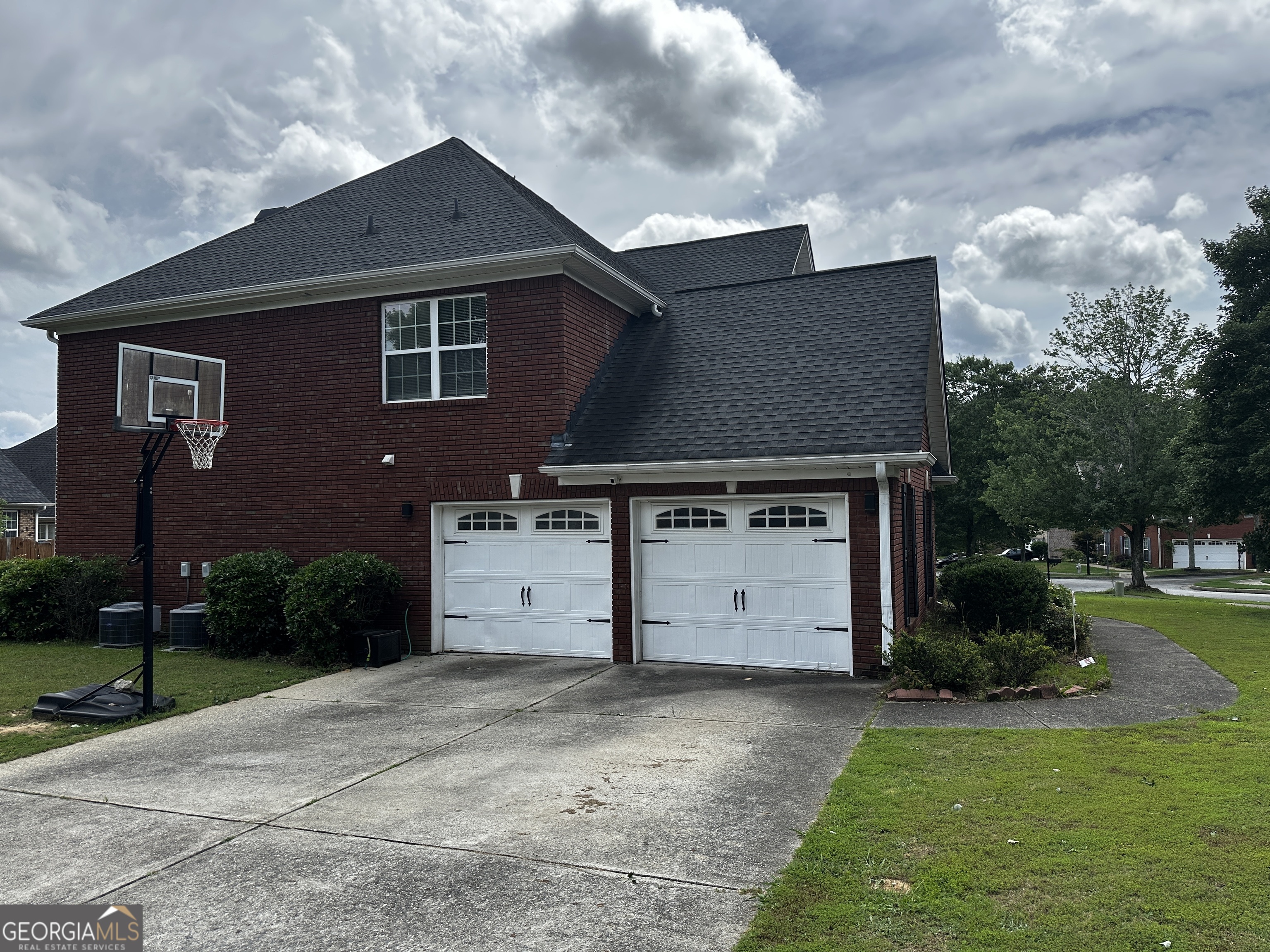 989 Park Knoll CT