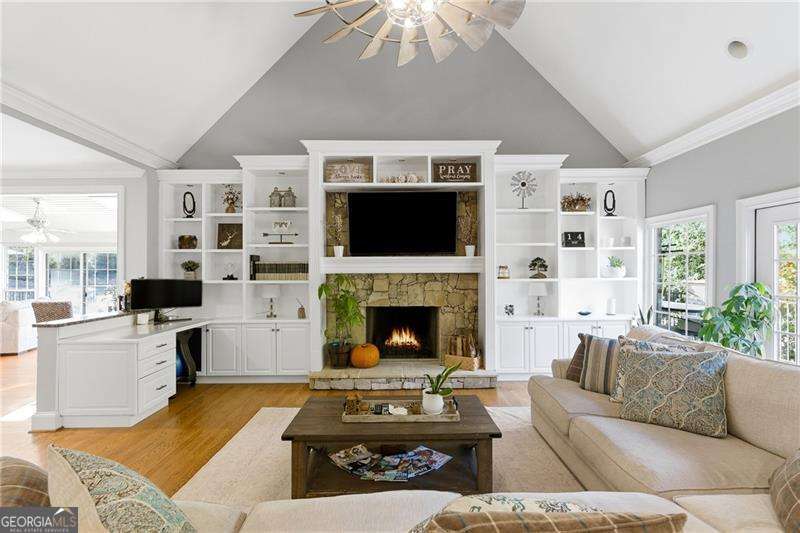 PROVIDENCE LAKE - Residential