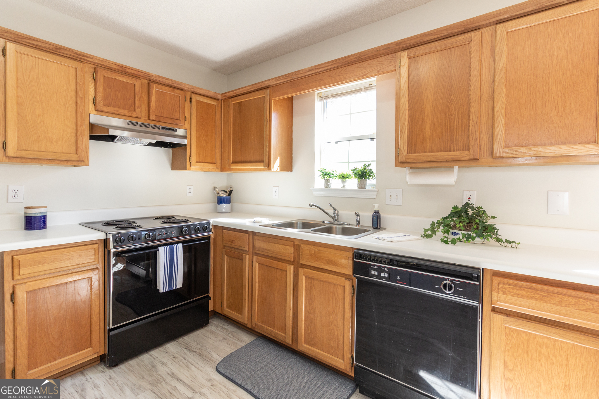 Fayetteville, Georgia 30214, United States, 3 Bedrooms Bedrooms, ,2 BathroomsBathrooms,Residential,Pending,37899