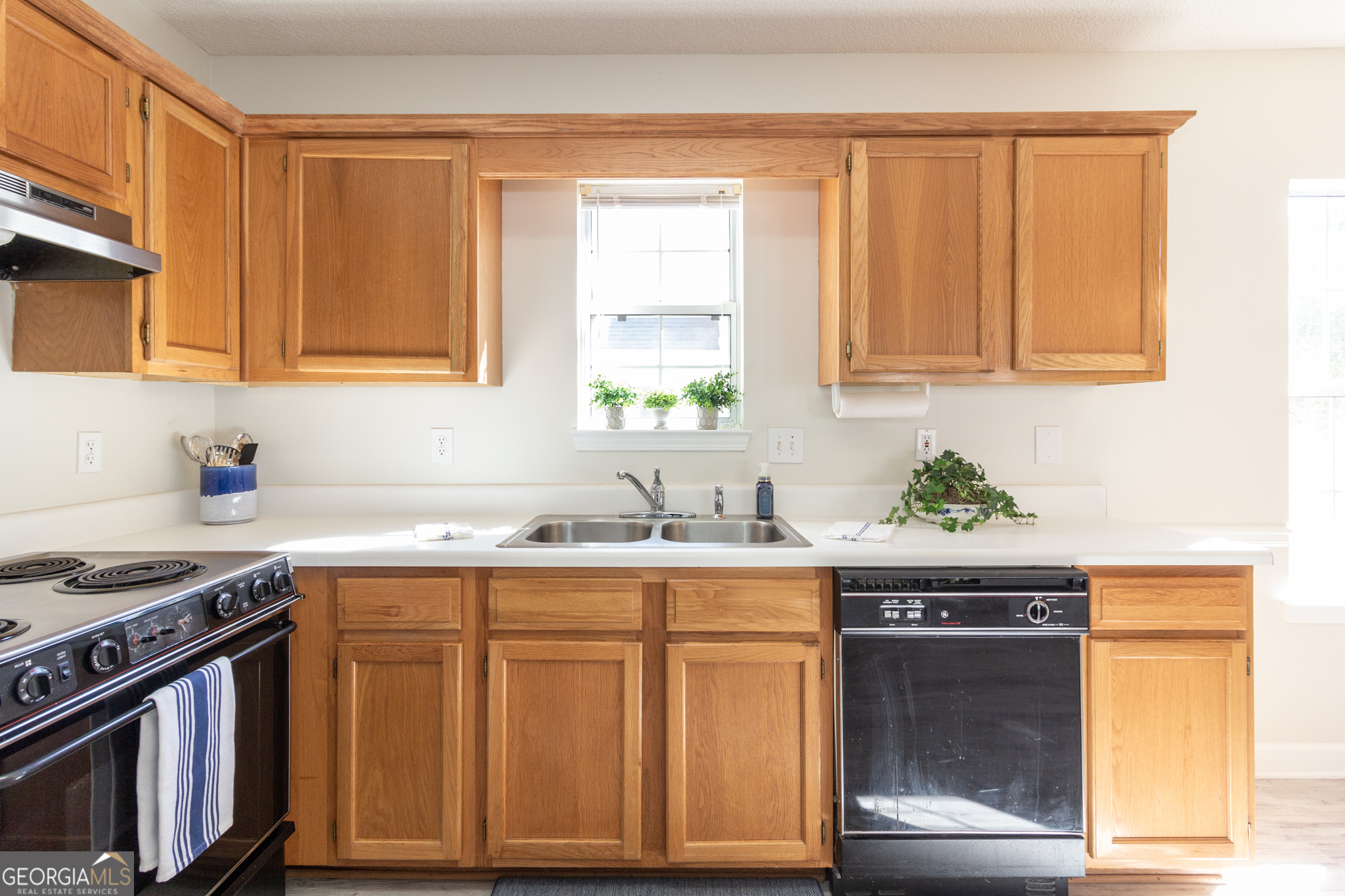 Fayetteville, Georgia 30214, United States, 3 Bedrooms Bedrooms, ,2 BathroomsBathrooms,Residential,Pending,37899