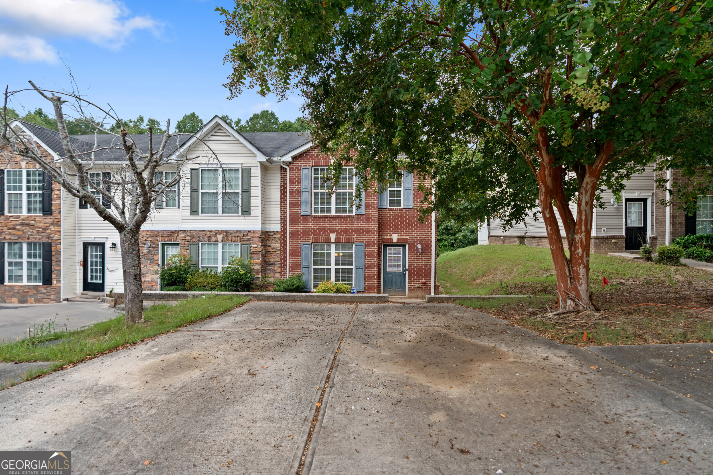 Welcome to this beautiful 3-bedroom, 2.5-bath townhome in the sought after Carlington Estates community! Featuring a spacious interior and a private, level backyard, this home is perfect for both relaxation and entertaining. Ideally located near downtown Jonesboro, Spivey Splash, Clayton County International Park, shopping, dining, and more! Zoned for the highly regarded M.D. Roberts Magnet School. Don't miss out, schedule your tour today!