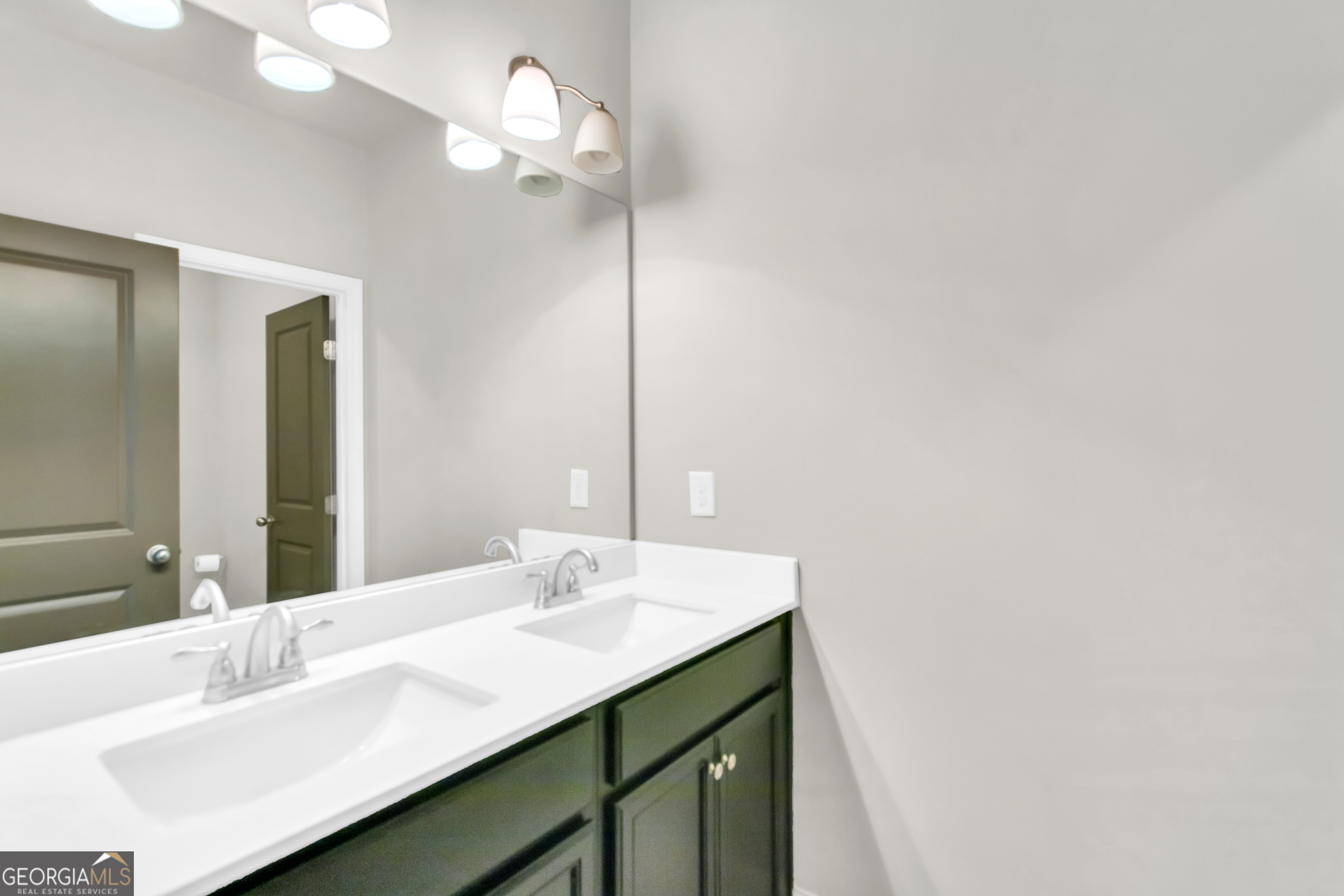 Flowery Branch, Georgia 30542, United States, 5 Bedrooms Bedrooms, ,3 BathroomsBathrooms,Residential,Active,172871