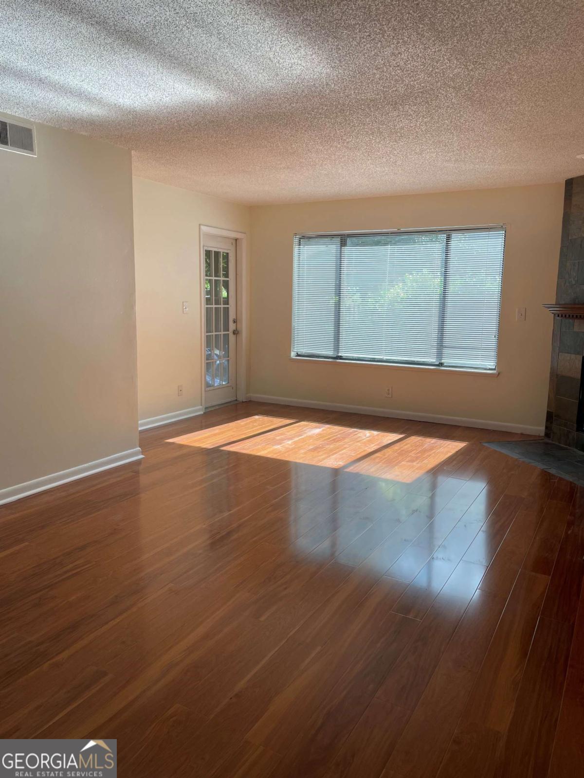 33 FINCH TRL NE