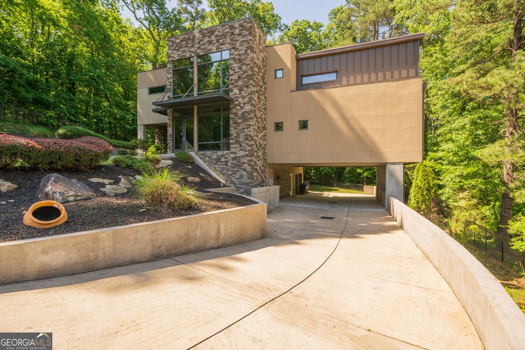Photo of 643 Larchmont Circle NW, Atlanta, GA 30318 (MLS # 10753523)