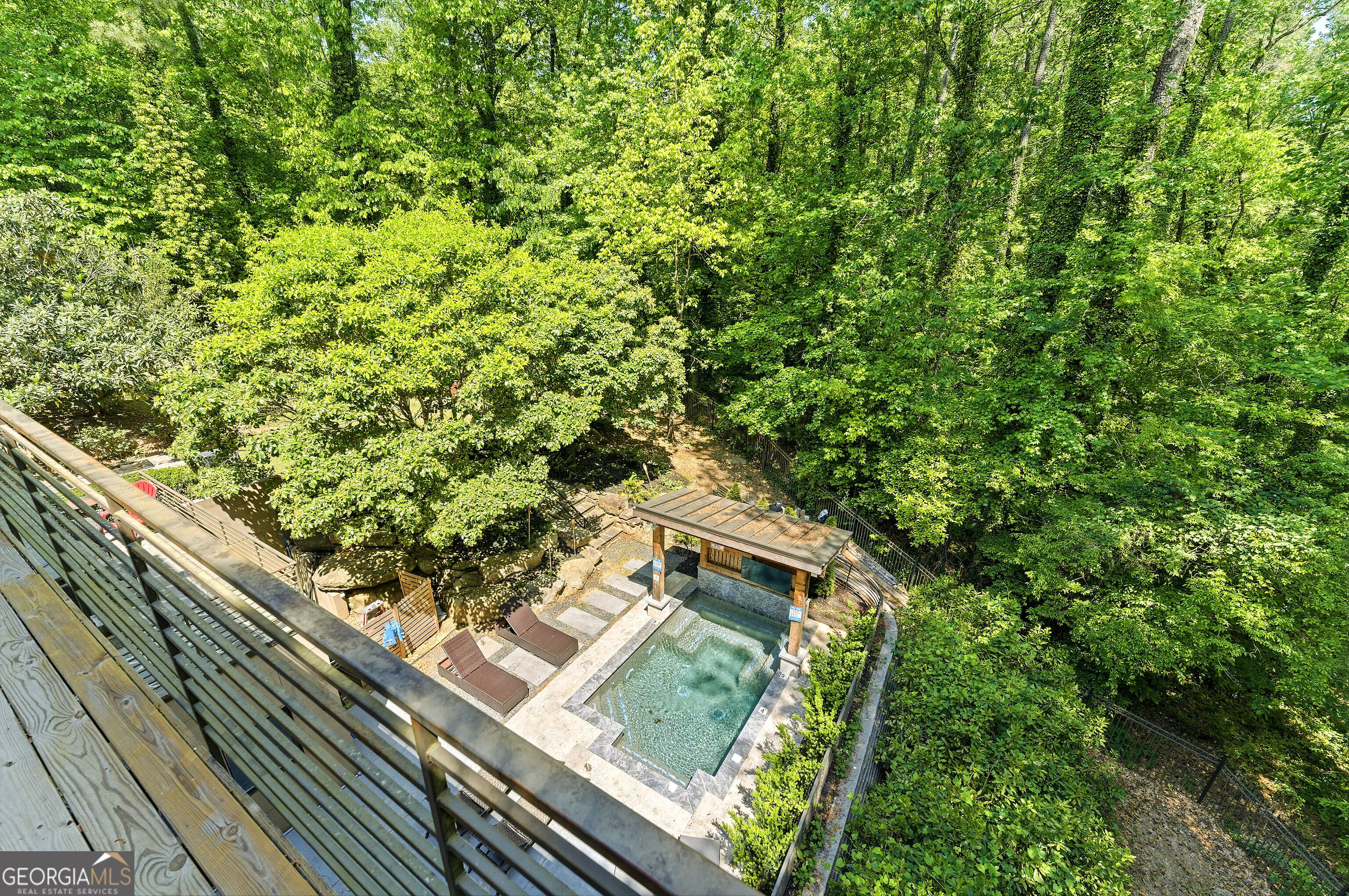 643 Larchmont CIR NW