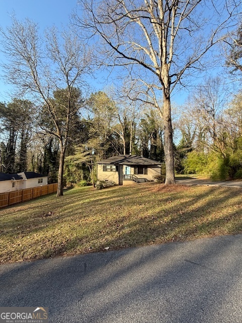 Discover this inviting 3-bedroom,1-bathroom home in the heart of Mableton,GA. Featuring beautiful hardwood floors and tile, a cozy dining area, and a modern kitchen with stainless steel appliances, this home is perfect for comfortable living. Enjoy the convenience of an in-home washer and dryer and dedicated garden area for outdoor enthusiasts. With ample parking, you'll never have to worry about space. Located just minutes from shopping, schools, and great restaurants, this home also offers quick access to I-285 making it just: 15 minutes to Downtown Atlanta & Mercedes Benz Stadium 20 minutes to Atlanta Airport Don't miss this fantastic rental opportunity! Contact us today to schedule a showing.