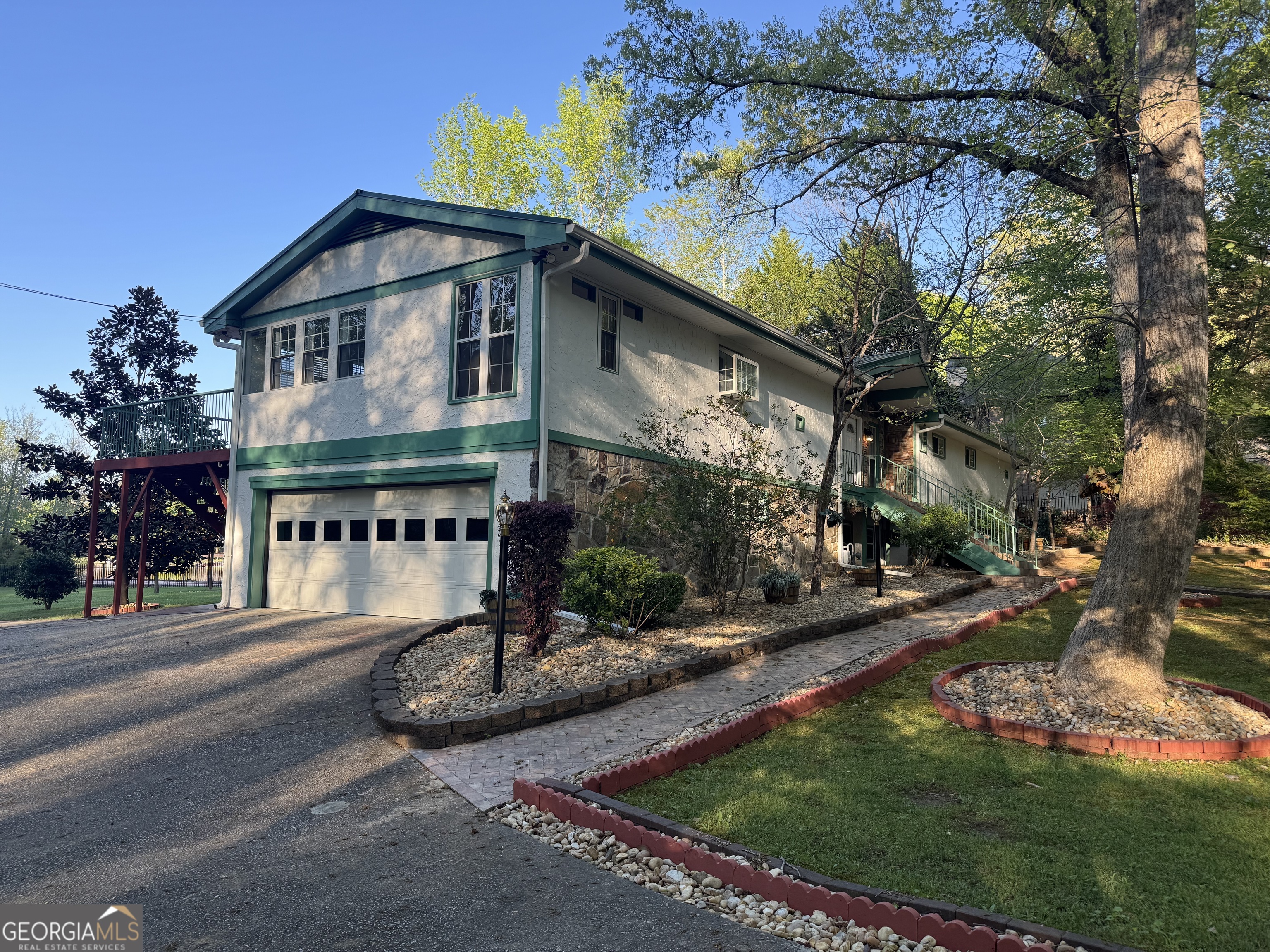 2316 Emerald DR