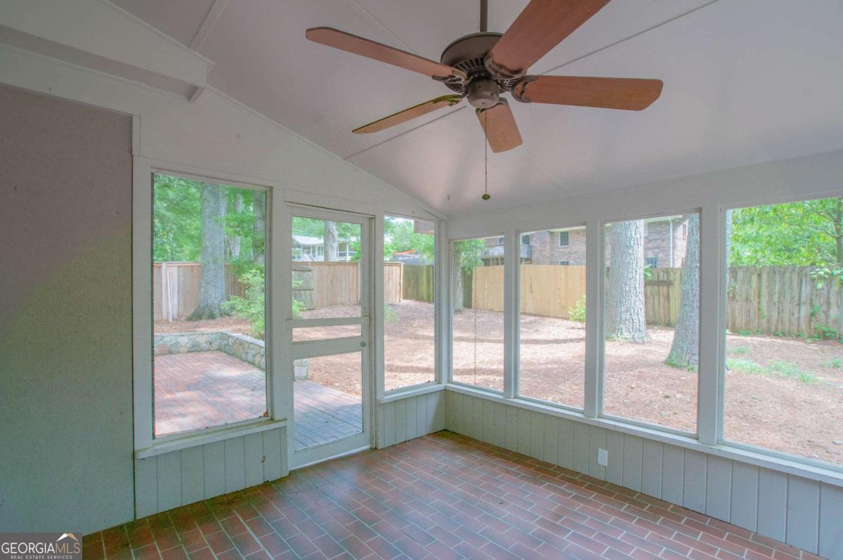 372 Lynne CIR