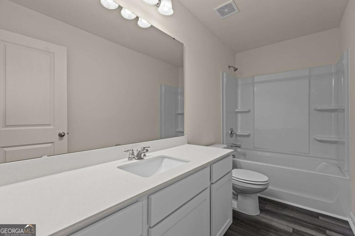 37 Crescent BLVD