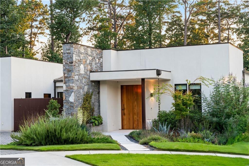1572 Clifton RDG