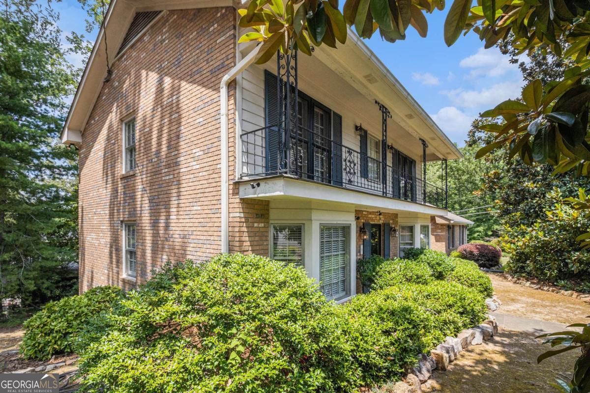 1 Westlyn PL