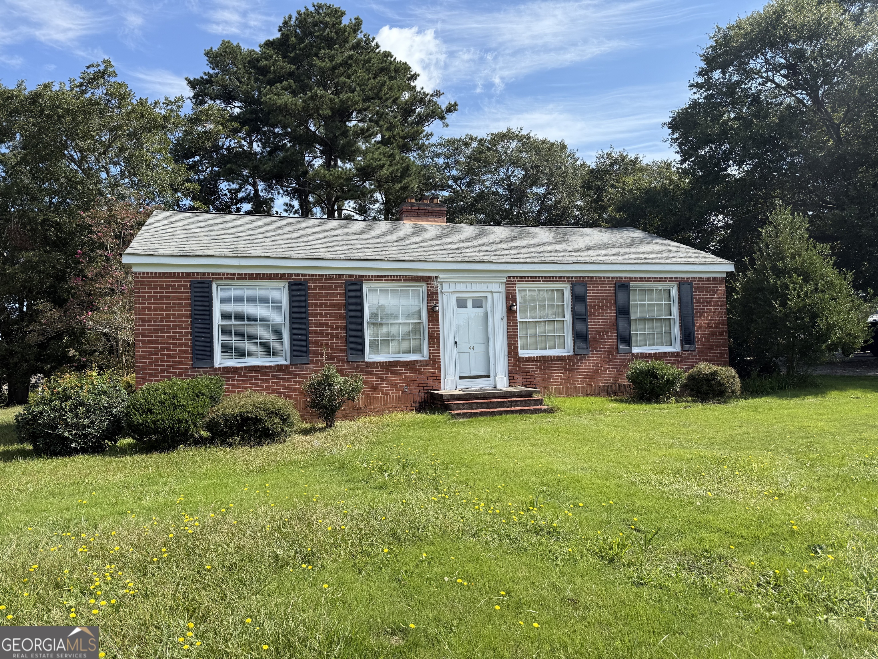 Adorable brick home in town. 2BR, 1BA, stainless appliances, dining room, and built in bookshelves in living room. Covered side patio, circular drive, large backyard. Applications must be completed and approved before showing. Monthly gross income must meet 3x monthly rent, no prior evictions, no derogatory credit within the last 12 months, no felony convictions. Please do not complete Zillow applications as they will not be reviewed. Only applications sent directly by our office will be reviewed.