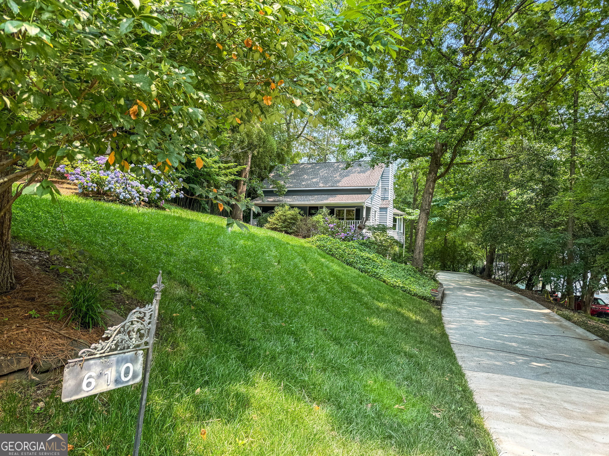 610 Lake DR