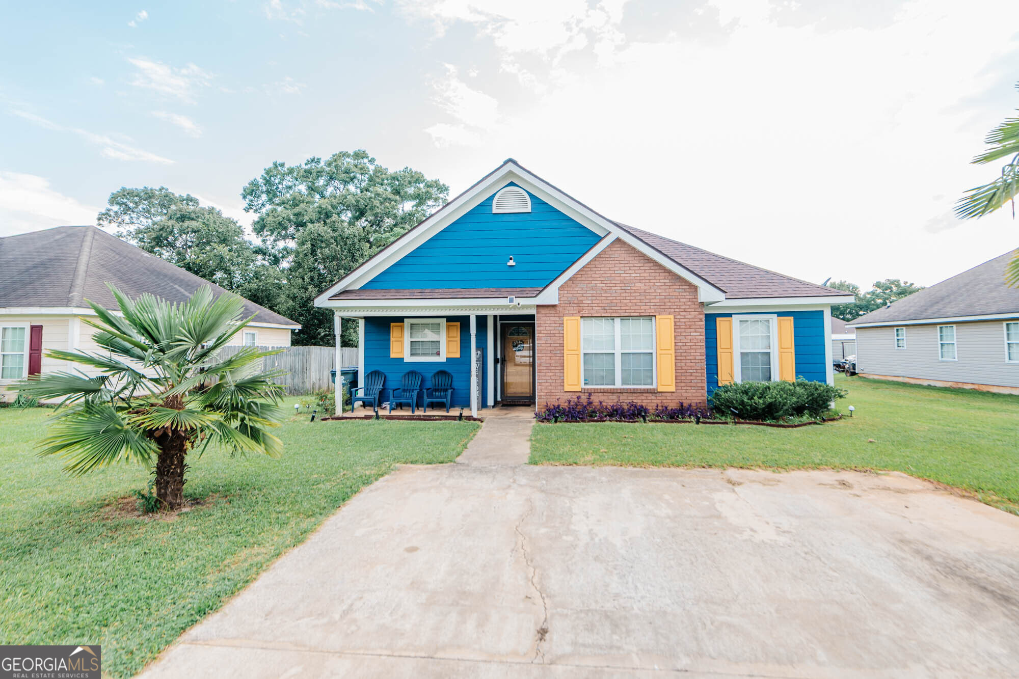 **Seller is giving a $3,500 painting allowance** Absolutely Charming Home! Come check out this well cared for 3 bedroom 2 bath located in Bonaire. This home features spacious living and dining areas. The kitchen is absolutely adorable and has plenty of space for a family to enjoy cooking together. The master suite has tray ceilings with double doors that enter into the ensuite. The ensuite features a large garden tub, separate shower, and a walk-in closet. Did I mention that out back there is a covered patio, storage building, and privacy fence back yard! This home is located near schools, shopping, and Robins AFB. Don't wait this one will not last long!
