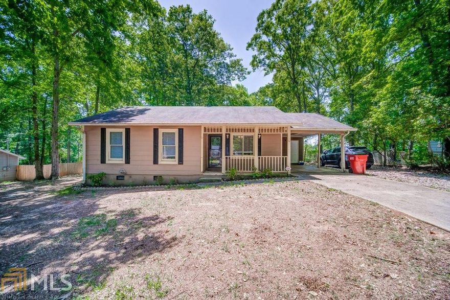 Perfect opportunity to live within walking distance to downtown Braselton a??? shopping, restaurants, parks and more!  This cozy cottage has a BRAND NEW water heater, granite countertops, glass/tile backsplash and oversized deck overlooking a large level fenced backyard. HURRY!!