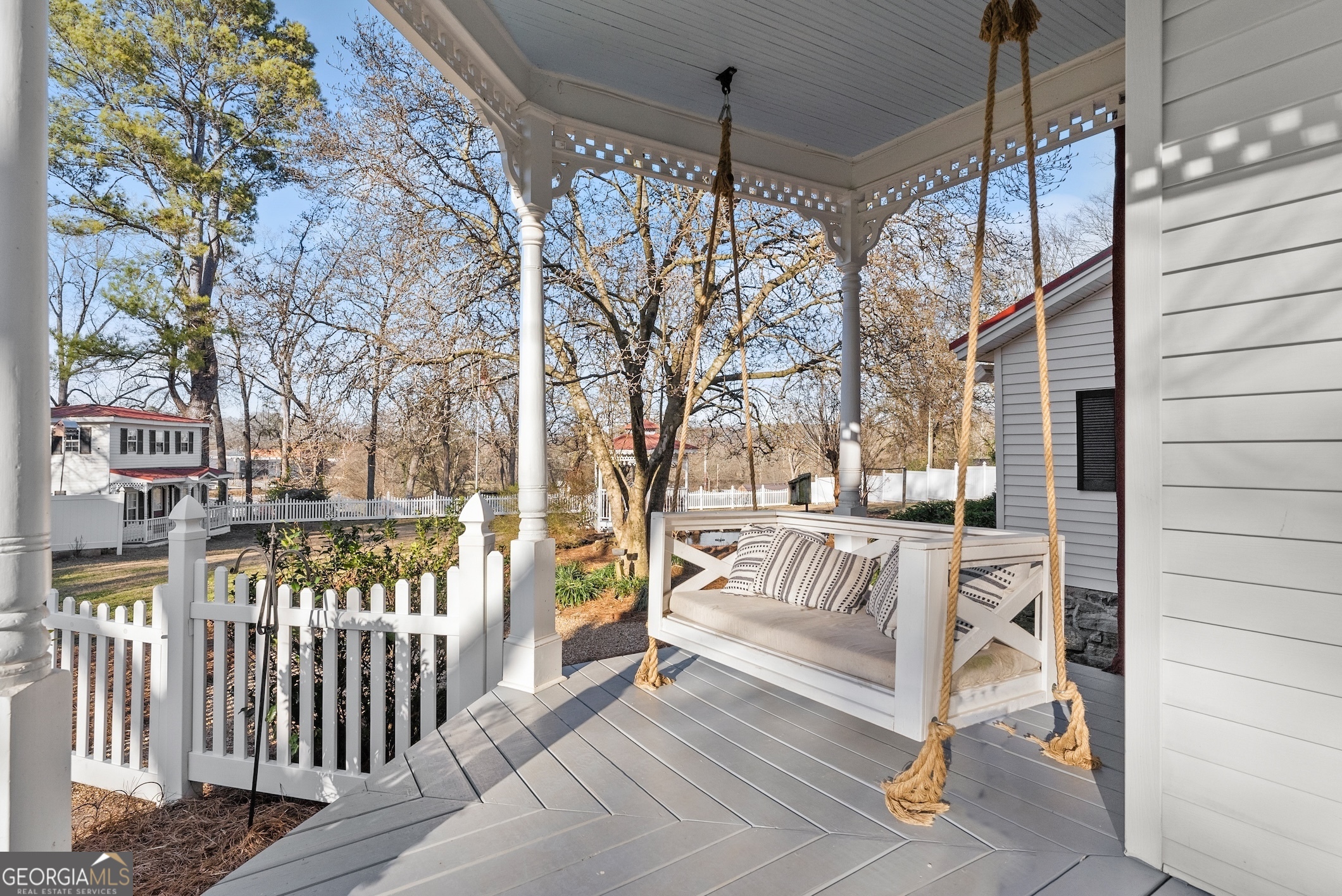209 Athens ST