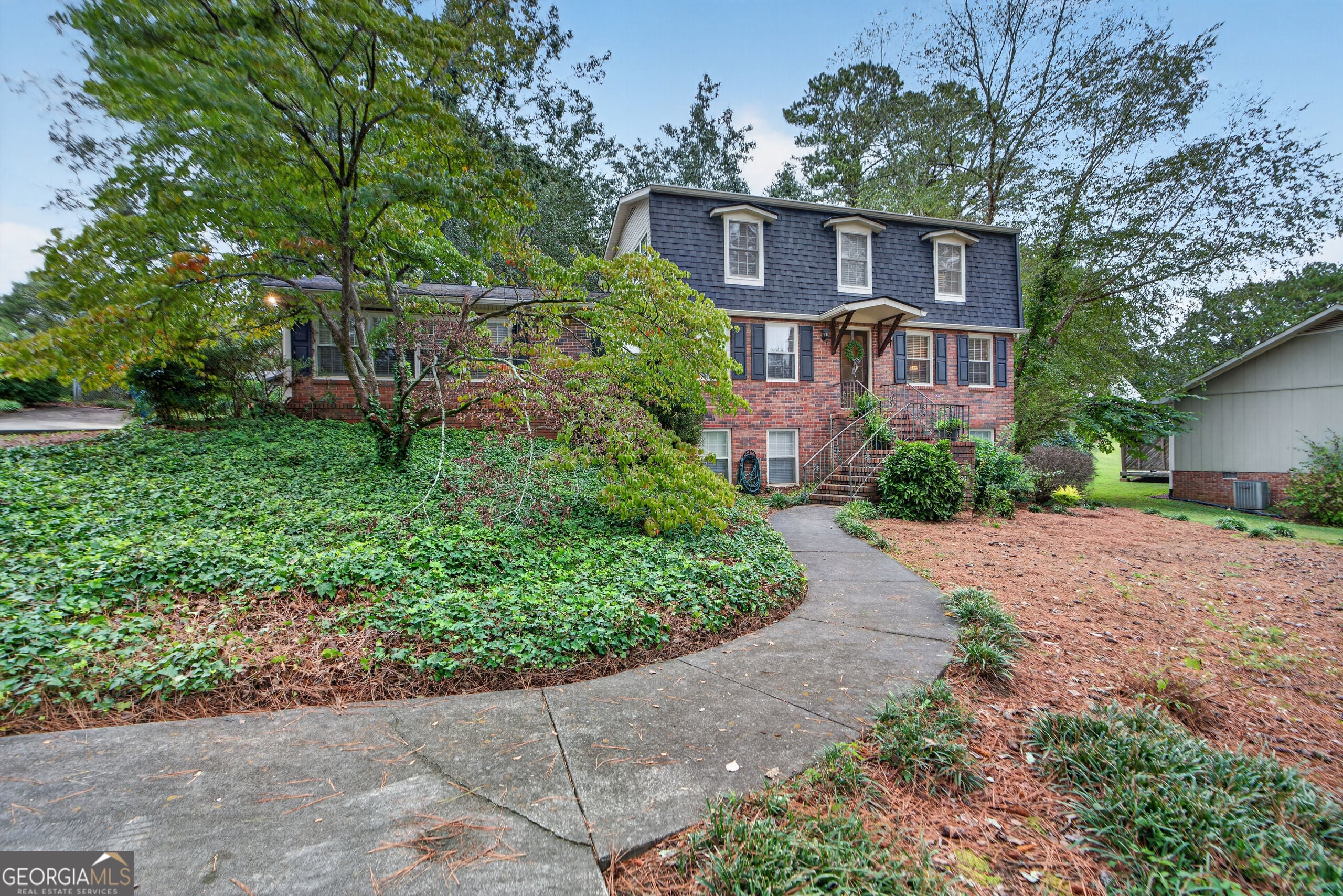 38 Surrey Trail SE