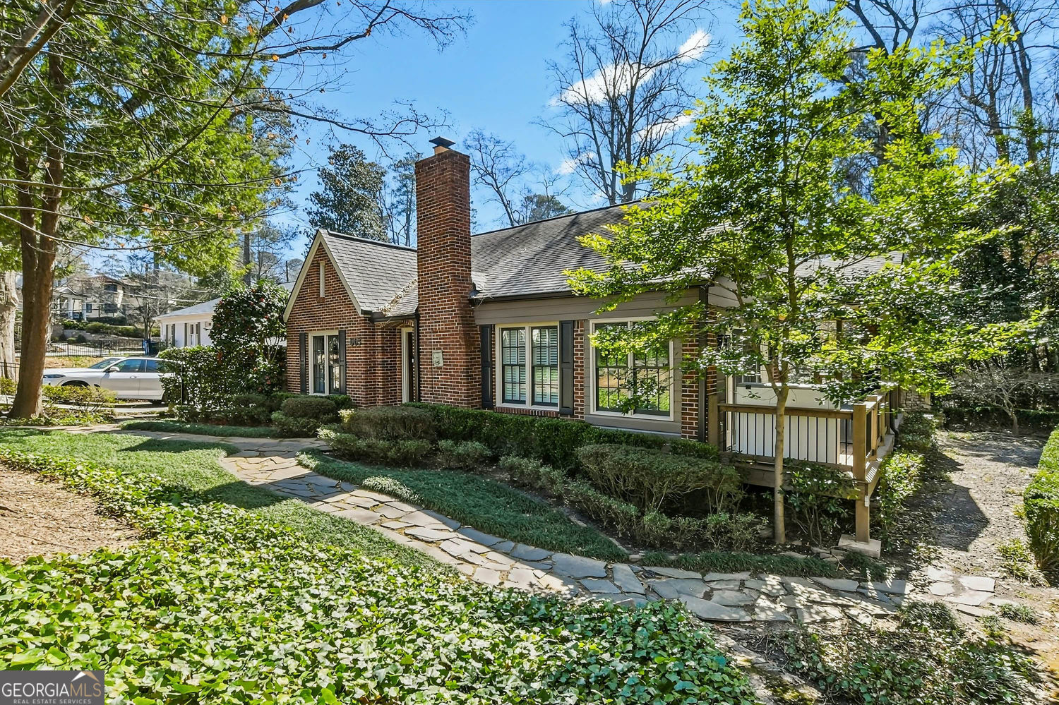 663 Amsterdam AVE NE