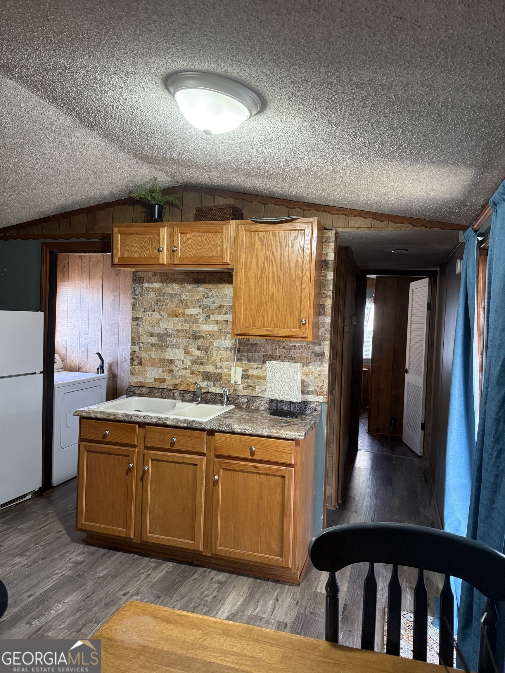 7112 E Blacks Bluff RD