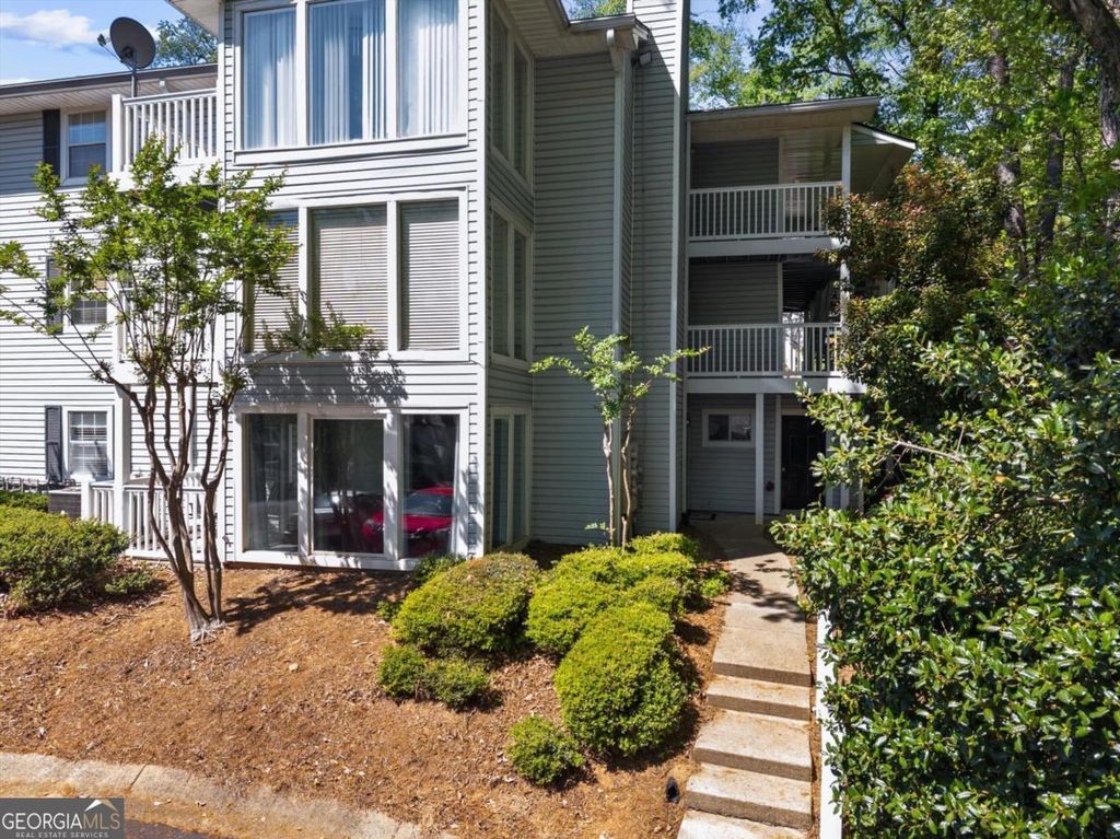 Photo of 1610 Raleigh Circle SE, Marietta, GA 30067 (MLS # 10730895)